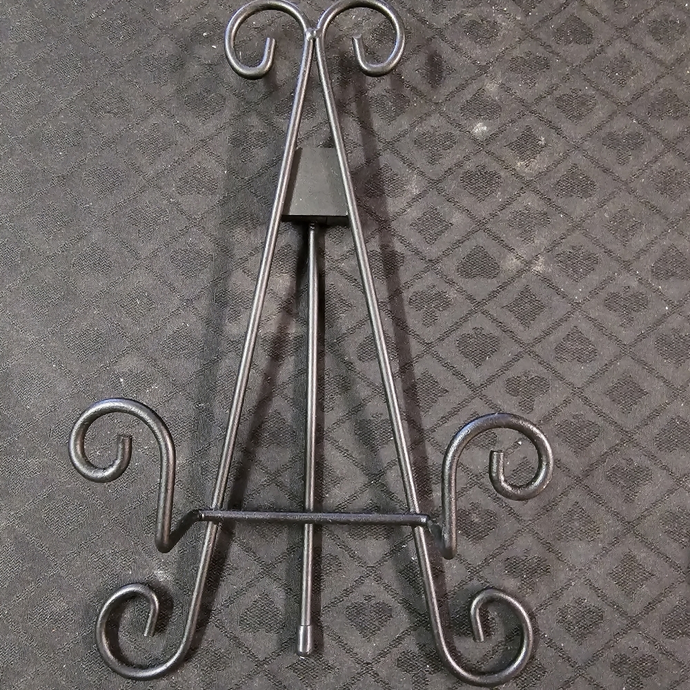 Elegant Black Metal Easel Stand